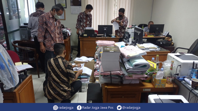 BONGKAR : Penyidik KPK dibantu sejumlah staf Pemkot Jogja mencari dokumen IMB sejumlah pembangunan bangunan komersil di Kota Jogja selama masa pemerintahan Wali Kota Haryadi Suyuti, Selasa malam (7/6). (DWI AGUS/RADAR JOGJA)