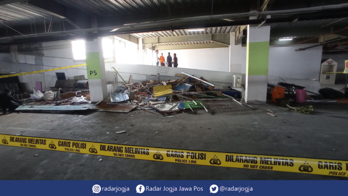 BEKAS SEMALAM : Kericuhan terjadi halaman parkir rooftop Lippo Plaza Jogjakarta, Minggu malam (12/6). Penyebabnya adalah penonton konser grup musik yang tidak bisa masuk. Sehingga menyebabkan kericuhan di pintu masuk menuju halaman parkir Mal. (DWI AGUS/R