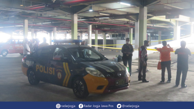 CARI BUKTI : Personel Polsek Gondokusuman dan Polresta Jogja melakukan olah TKP lokasi ricuh di halaman parkir Seven Sky Lippo Plaza Jogjakarta, Senin siang (13/6). (DWI AGUS/RADAR JOGJA)