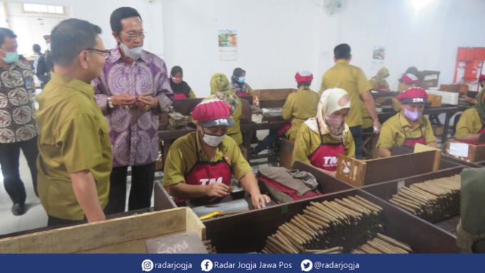 PUAS : Gubernur DIJ Hamengku Buwono X tengah meninjau pabrik cerutu PD Taru Martani di kawasan Gondokusuman Kota Jogja, Selasa (14/6). (DWI AGUS/RADAR JOGJA)