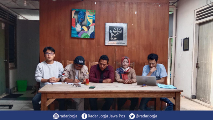 SAMBAT : Puluhan pedagang asongan di wilayah Candi Borobudur mendatangi Kantor LBH Jogjakarta untuk mengadukan pelarangan berjualan di zona 2 oleh PT. Taman Wisata Candi (TWC) Borobudur. (ANNISSA KARIN/RADAR JOGJA)