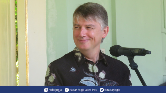 SINGGUNG : Duta Besar Inggris untuk Indonesia dan Timor Leste Owen Jenkins ditemui di Kompleks Kepatihan Pemprov DIJ usai audiensi dengan Gubernur DIJ Hamengku Buwono X, Selasa (21/6). (DWI AGUS/RADAR JOGJA)