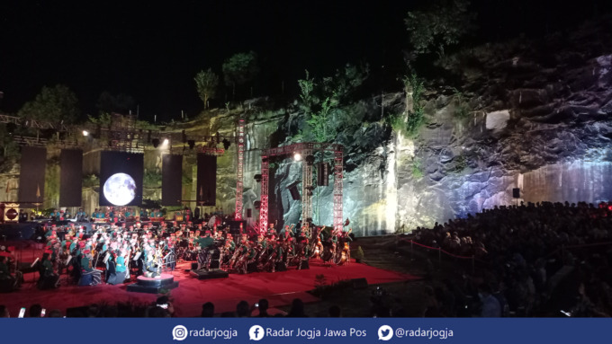 SYAHDU : Yogyakarta Royal Orchestra di bawah naungan Kawedanan Kridhamardawa Karaton Ngayogyakarta Hadiningrat menggelar konser Concerto Nusantara di Tebing Breksi Prambanan, Selasa malam (21/6). (DWI AGUS/RADAR JOGJA)