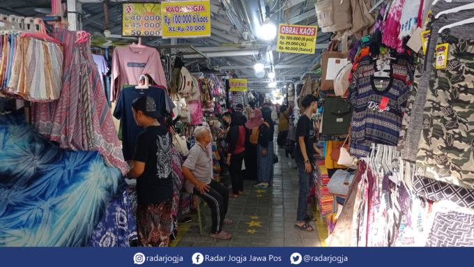 MENUNGGU : Pedagang Teras Malioboro 2 tengah menunggu pembeli di lapaknya masing-masing, Kamis (23/6). (DWI AGUS/RADAR JOGJA)
