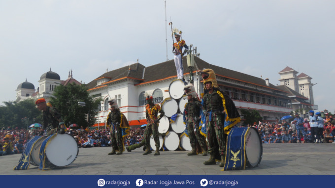 PAMITAN : Sebanyak 108 taruna karbol Akademi Angkatan Udara (AAU) melakukan seremonial pamitan di kawasan Malioboro Jogjakarta, Sabtu (25/6). (DWI AGUS/RADAR JOGJA)