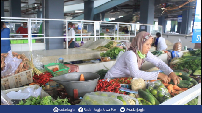 MENUNGGU : Salah seorang pedagang Pasar Sleman tengah menunggu pembeli di lapaknya, Senin (27/6). (ANNISSA KARIN/RADAR JOGJA)