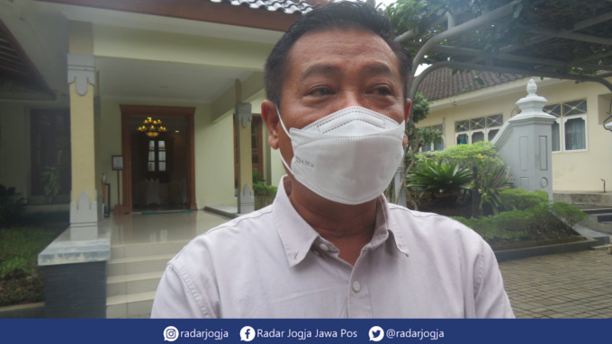 TETAP WASPADA : Sekprov Pemprov DIJ Kadarmanta Baskara Aji ingatkan warga tetap disiplin prokes di ruang publik. (DWI AGUS/RADAR JOGJA)