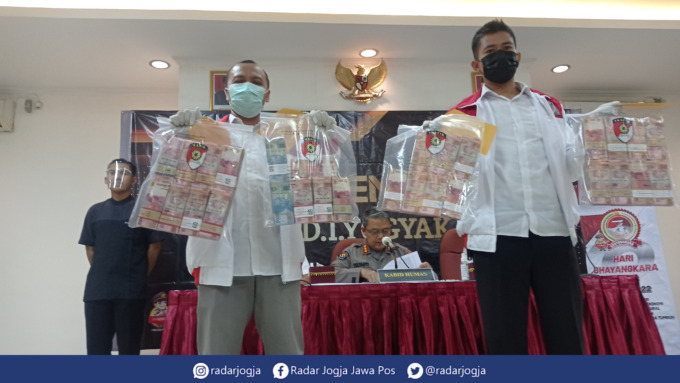 BUKTI : Penyidik Ditreskrimsus Polda DIJ menunjukkan barang bukti uang tunai kasus korupsi di RSUD Wonosari di Gedung Promoter Polda DIJ, Selasa (27/6). (ANNISSA KARIN/RADAR JOGJA)