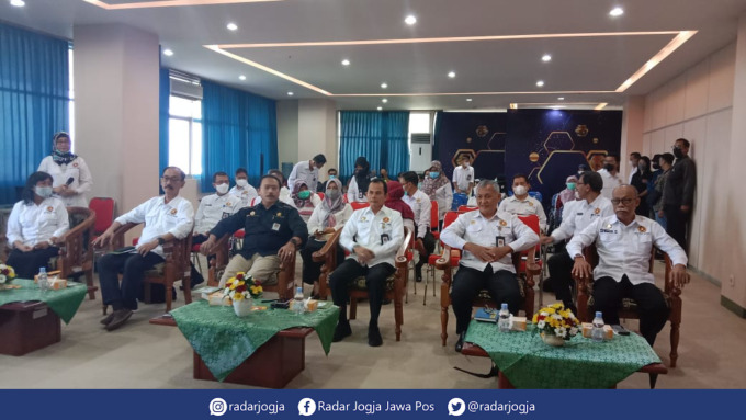 DIBUKA : Konferensi pers pendaftararan bakal calon rektor UPNV Jogjakarta, di Gedung Rektorat UPNV Jogjakarta, Selasa (28/6). (ANNISSA KARIN/RADAR JOGJA)