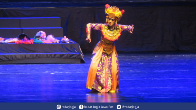 KONSISTEN : Penampilan sang maestro tari Didik Nini Thowok di Concert Hall Taman Budaya Yogyakarta, Selasa malam (28/6). (DWI AGUS/RADAR JOGJA)