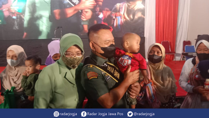 GELAR : KASAD Jenderal Dudung Abdurachman dikukuhkan menjadi Duta Bapak Asuh Anak Stunting di Balai Desa Pondokrejo, Tempel, Slema, Rabu (29/6). (ANNISSA KARIN/RADAR JOGJA)