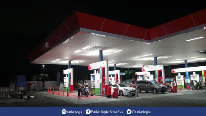 LENGANG : Suasana Stasiun pengisian BBM Lempuyangan, Rabu malam (29/6). (DWI AGUS/RADAR JOGJA)