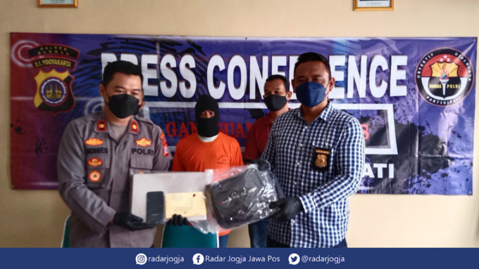 BEKUK : Unit Reskrim Polsek Mlati berhasil menangkap RSD, pencuri dengan modus meminta sumbangan yang berhasil bawa kabur handphone dan laptop, Kamis (30/6). (ANNISSA KARIN/RADAR JOGJA)