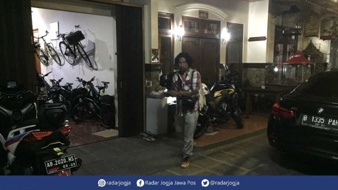 SEPI: Rumah pribadi Wali Kota Jogja periode 2017-2022 Haryadi Suyuti di Jalan Merpati, Mrican, Caturtunggal, Depok, Sleman, tadi malam (2/6). (Guntur Aga/Radar Jogja)