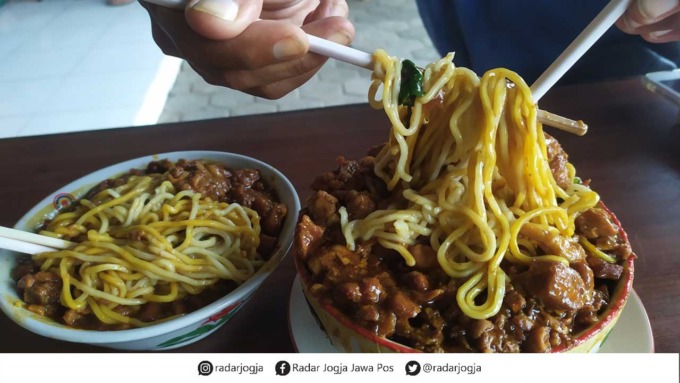 RAMAI: Warung Mi Ayam Pakde Wonogiri di Karang Tengah Kidul, Kalurahan Margosari, Pengasih, Kulonprogo yang selalu ramai. Mi ayamnya dengan porsi brutal, kimplah-kimplah.(HENDRI UTOMO/RADAR JOGJA)