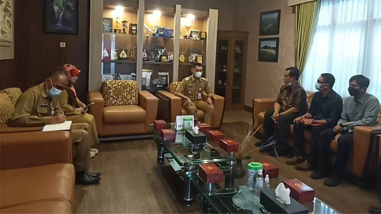 PERSIAPAN: Pengurus Sekolah Sepak Bola SSB Putra Handayani saat beraudiensi dengan bupati Gunungkidul, kemarin (16/6). ISTIMEWA