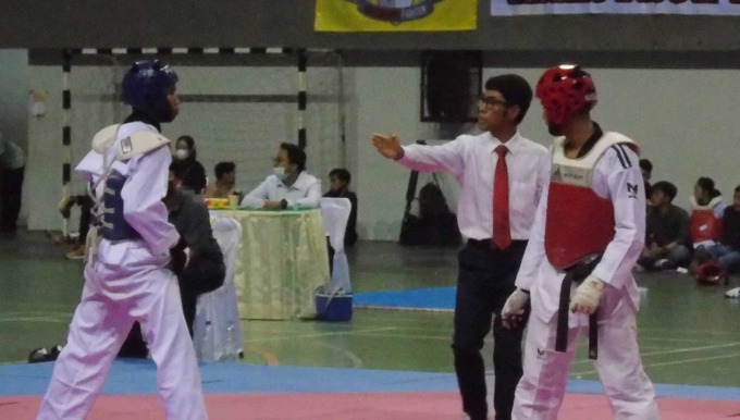 JARING ATLET: Dua atlet taekwondo putra tengah bertarung di nomor kyuruki ajang Kejurda Taekwondo DIJ 2022 di GOR Amongrogo, Kota Jogja, Minggu (19/6).(ANA R DEWI/RADAR JOGJA)