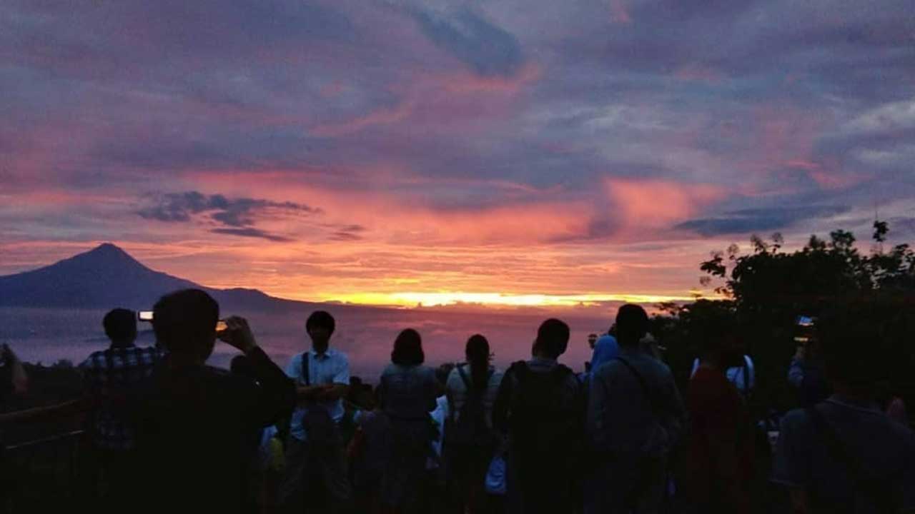 PEMANDANGAN APIK: Para pengunjung akan dimanjakan dengan view Gunung Merapi, Gunung Merbabu, dan Candi Borobudur dari Punthuk Setumbu. Saat matahari terbit, pengunjung akan dimanjakan oleh bias cahaya keemasan.(ISTIMEWA)