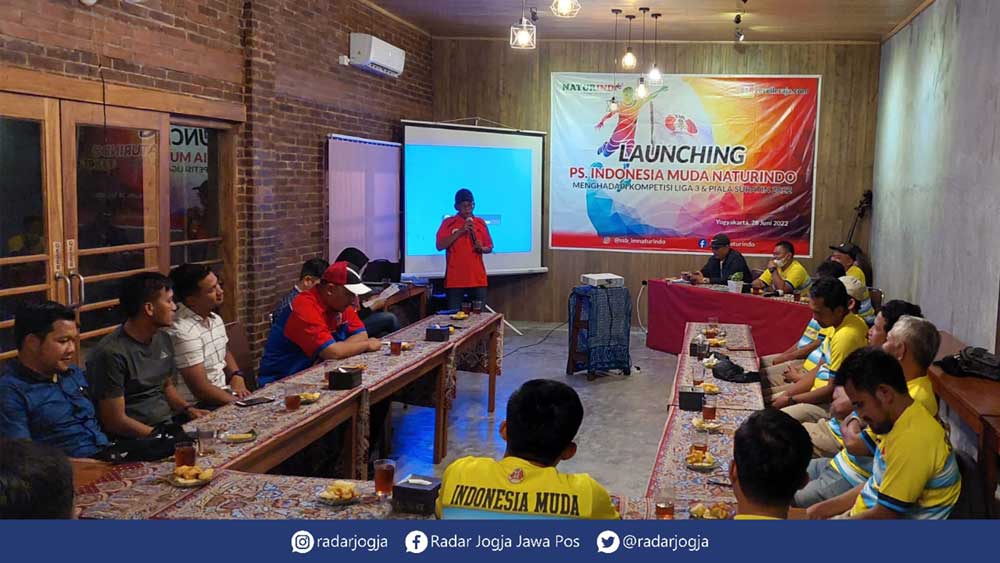 PEMBINAAN: Peluncuran Tim PS Indonesia Muda Naturindo di kawasan Timoho, Kota Jogja Selasa malam (28/6). Mereka bersiap berlaga di Liga 3 dan Piala Soeratin 2022. (ANA R DEWI/RADAR JOGJA)