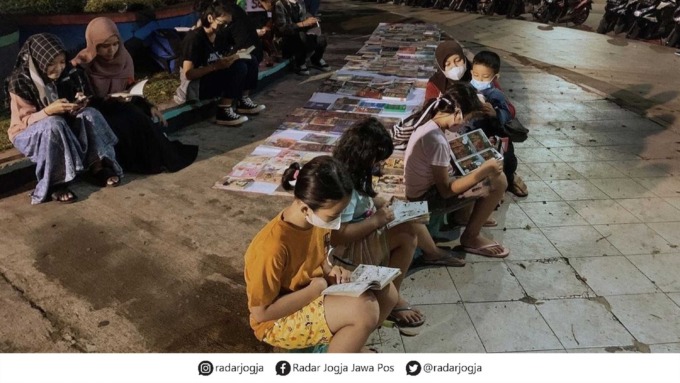 FOKUS MEMBACA: Beberapa pengunjung sedang memilih buku bacaan yang mereka sukai, lantas mulai membaca meski tidak dituntaskan.(ISTIMEWA)