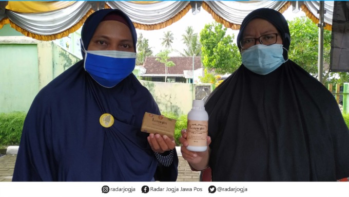 INOVATIF: Yomi Windi Asri saat menunjukkan produk Langis yakni sabun ramah lingkungan berbahan dasar minyak goreng bekas atau jelantah.(IWAN NURWANTO/RADAR JOGJA)