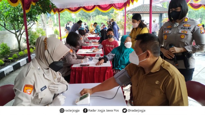 ANTUSIAS: Masyarakat saat mengikuti kegiatan vaksinasi massal di Polsek Pajangan (13/6). Meski jumlah kasus Covid-19 rendah, kegiatan vaksinasi di Bantul masih terus digenjot hingga saat ini.(IWAN NURWANTO/RADAR JOGJA)