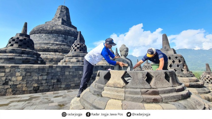 GOTONG ROYONG: Petugas membersihkan bebatuan dari lumut maupun mikroorganisme lain yang menempel pada Candi Borobudur, baik secara kering maupun basah.(NAILA NIHAYAH/RADAR JOGJA)