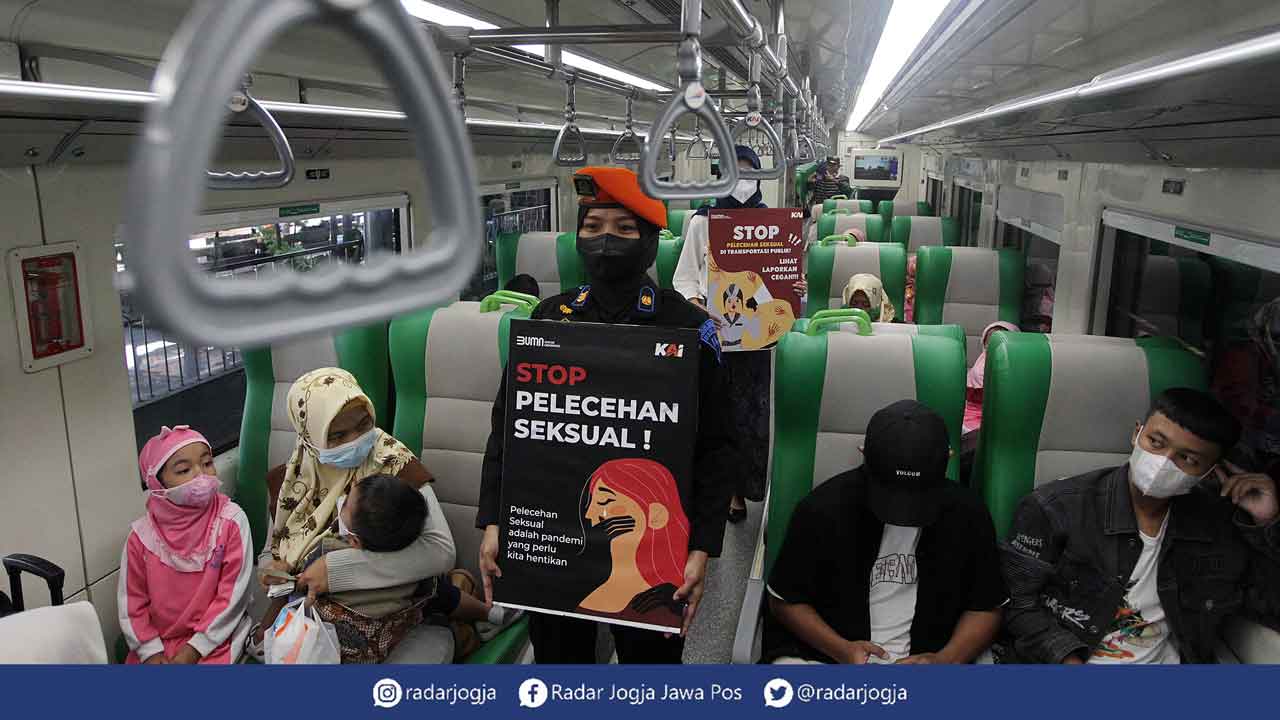 KAMPANYE: Pegawai PT KAI Daop 6 Jogjakarta membawa poster saat menggelar kampanye anti pelecehan seksual di Stasiun Tugu Jogja, kemarin (29/6). Kampanye tersebut sebagai upaya untuk menggugah kesadaran masyarakat agar tidak melakukan tindakan pelecehan se