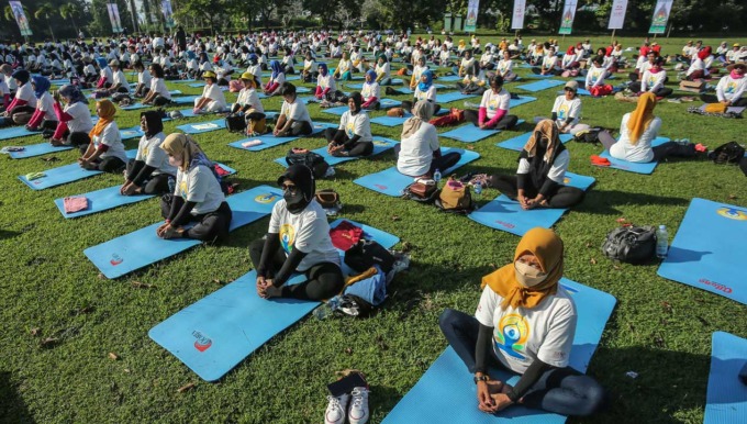 KONSENTRASI: Ribuan peserta melakukan gerakan yoga di Pelataran Candi Prambanan, Sleman, Selasa (21/6). Kegiatan itu dalam rangka memperingati Hari Yoga Internasional.(ELANG KHARISMA DEWANGGA/RADAR JOGJA)