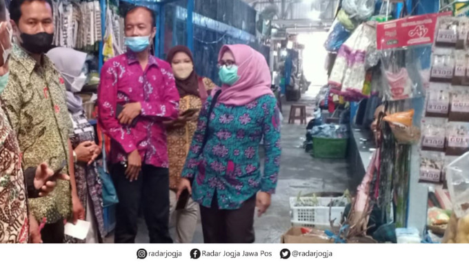 MAHAL - Patugas dari Dinas Perdagangan (Disdag) Kabupaten Gunungkidul melakukan pemantauan harga kebutuhan pangan di Pasar Wonosari (8/6).(GUNAWAN/RADAR JOGJA)