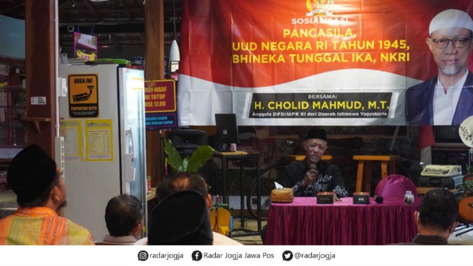 PESAN: Anggota Komite III DPD asal DIJ Cholid Mahmud saat menyampaikan materi terkait moral Pancasila dalam sosialisasi MPR di  Kulonprogo.(HENDRI UTOMO/RADAR JOGJA)