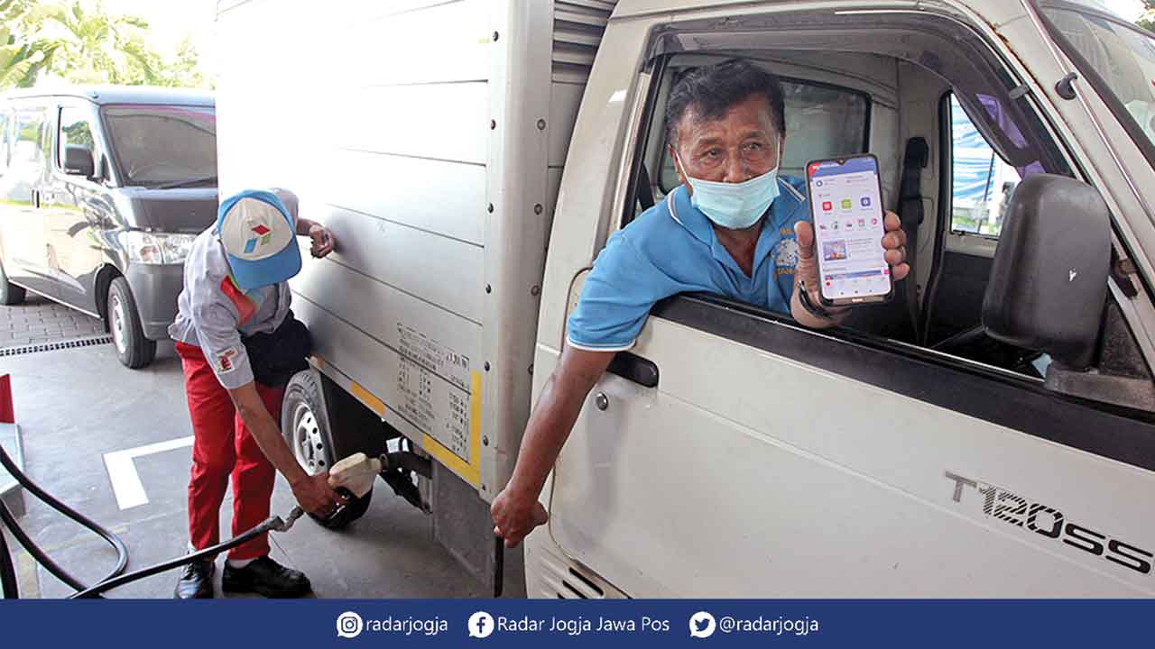 ATURAN BARU: Pengemudi menunjukan aplikasi MyPertamina saat petugas melakukan pengisian bahan bakar pertalite di SPBU COCO Pertamina, Lempuyangan, Kota Jogja, kemarin (29/6). Mulai 1 Juli mendatang, PT Pertamina (Persero) melalui anak usahanya, PT Pertami