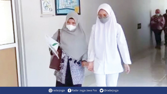 DISANKSI : Mahasiswi pengunggah video pemasangan kateter yang viral di media sosial. Pihak kampus untuk sementera memberhentikan praktik mahasiswi tersebut. GUNAWAN/RADAR JOGJA
