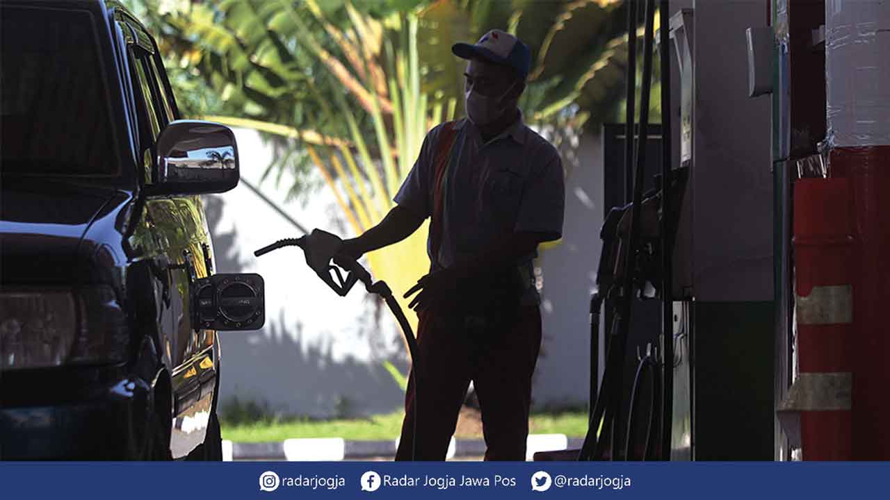 UJI COBA: Petugas melakukan pengisian bahan bakar pertalite di SPBU COCO Pertamina, Lempuyangan, Kota Jogja, kemarin (29/6). Mulai 1 Juli mendatang, PT Pertamina (Persero) melalui anak usahanya, PT Pertamina Patra Niaga, akan melakukan uji coba pembelian