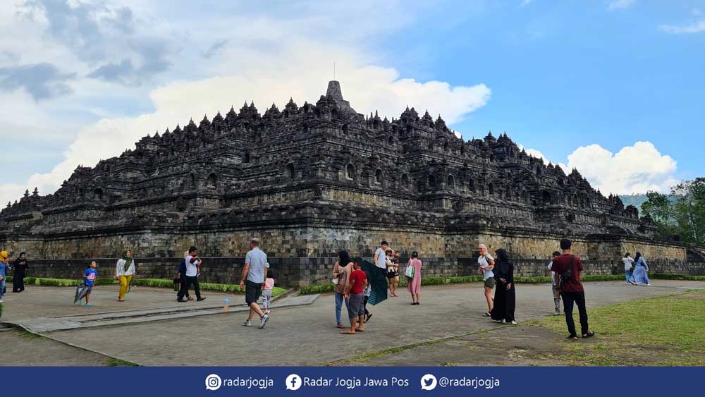PADATI ZONA 1: Para pengunjung memadati kawasan Candi Borobudur, kebanyakan berasal dari kalangan pelajar. Meski batal, mereka masih belum diperbolehkan naik ke struktur candi. (Naila Nihayah/Radar Jogja)