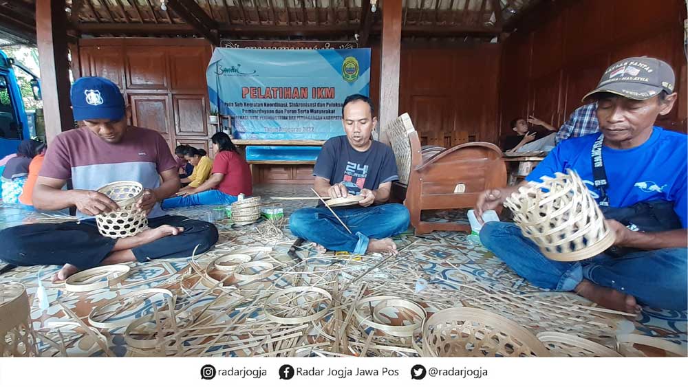 CAPTION : Suasana saat puluhan warga Padukuhan Jodog, Gilangharjo, Pandak Bantul mengikuti pelatihan kerajinan bambu pada Minggu (18/6). Ditengah pandemi seperti saat ini kerajinan dari bambu justru diminati. (IWAN NURWANTO/Radar Jogja)