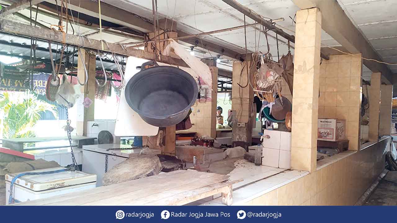 KOSONG : Situasi los daging pasar Bantul yang sepi pedagang pada Kamis (2/6). Para pedagang di pasar tersebut tidak berjualan karena imbas mogoknya penyembelihan di PPDS Segoroyoso. IWAN NURWANTO/RADAR JOGJA