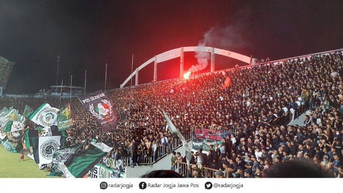 EUFORIA: Ribuan suporter PSS Sleman antusias menyaksikan laga uji coba PSS Sleman kontra Bali United di Maguwoharjo International Stadium (MagIS) pada Sabtu malam (4/6).(ANA R. DEWI/RADAR JOGJA)