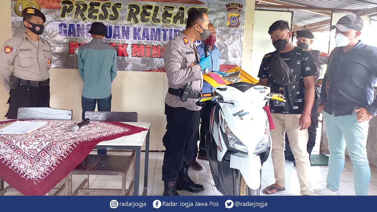 GELAR RILIS: Kepolisian Sektor Minggir mengamankan pelaku curanmor, kemarin (2/6). Di akhir gelar rilis, Kapolsek Minggir AKP Dwi Noor Cahyanto menyerahkan sepeda motor korban yang dicuri pelaku. MEITIKA CANDRA LANTIVA/RADAR JOGJA
