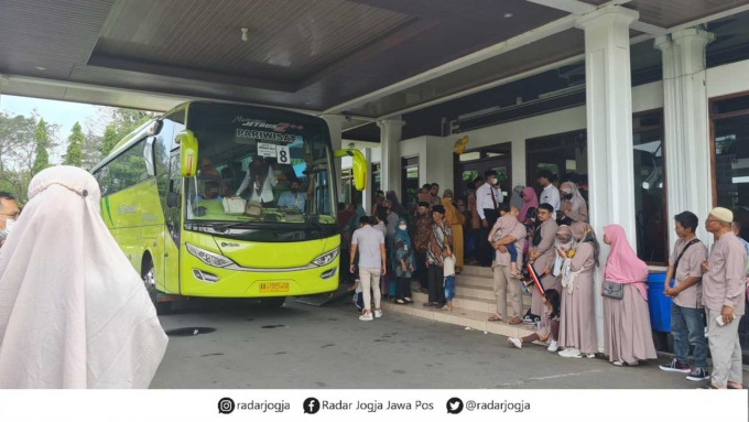 RAMAI: Banyak sanak keluarga yang memenuhi lingkungan Pemkab Magelang untuk menyaksikan keberangkatan keluarganya.(Naila Nihayah/Radar Jogja)