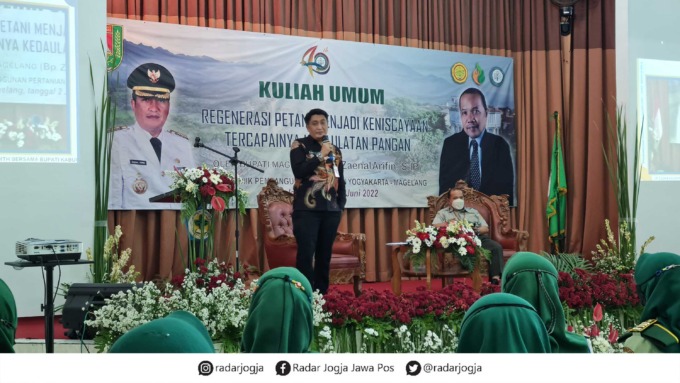 PAPARAN: Bupati Magelang saat menyampaikan kuliah umum bertajuk