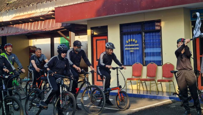 SIMBOLIS: Ketua TP PKK saat menyerahkan hadiah pada pemenang lomba dalam rangka peringatan HKG PKK ke-50 tingkat Kabupaten Magelang.(ISTIMEWA)