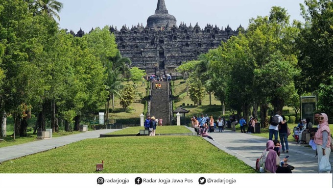 MAGNET WISATA: Meski hari biasa, para pengunjung tampak memadati kawasan Concourse, Kompleks Candi Borobudur.(Naila Nihayah/Radar Jogja)
