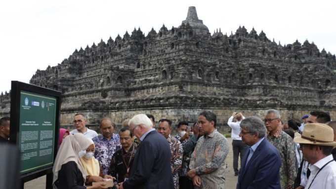 TINJAU: Presiden Jerman didampingi Direktur Jenderal Kebudayaan, Kemendikbud Ristek bersama Director UNESCO Office Jakarta, Wakil Gubernur Jawa Tengah, dan rombongan lain saat meninjau Candi Borobudur.(ISTIMEWA)
