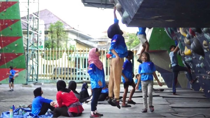 PEMBIBITAN: Ratusan peserta ambil dalam Festival Panjat Tebing Anak Nusantara 2022 di arena panjat tebing Kompleks Stadion Mandala Krida. (ISTIMEWA)