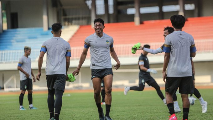 MENJANJIKAN: Serdy Ephy Fano Rocky saat mengikuti latihan bersama skuad PSIM Jogja di Stadion Mandala Krida Jumat (3/6). Pemain yang berposisi penyerang ini didatangkan dengan status pinjaman dari Borneo FC.(ELANG KHARISMA DEWANGGA/RADAR JOGJA)