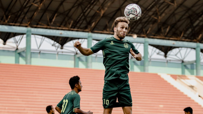 BUTUH ADAPTASI: Ze Valente mengikuti latihan bersama PSS Sleman. Dia masih butuh waktu untuk mengembalikan kondisi fisiknya.(DOK PSS SLEMAN)