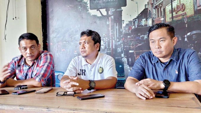 KOMITMEN: Dari kiri Erwan Hendarwanto, Manajer Akademi Mataram Utama Janu Riyanto, dan Presiden Mataram Utama Desy Arfianto saat jumpa pers kemarin pagi (12/6). (ANA R DEWI/RADAR JOGJA)