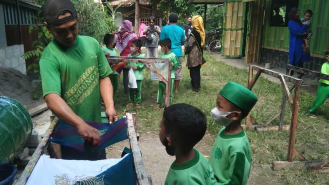 AKAR BUDAYA: Siswa TK ABA Ledok II, Kalurahan Sidorejo belajar langsung seni batik cap di Sanggar Sembung Batik di Dusun Sembungan, Kalurahan Sidorejo, Kapanewon Lendah.(HENDRI UTOMO / RADAR JOGJA)