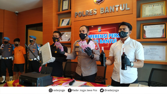 Pelaku TN saat diamankan di Polres Bantul pada Senin (6/6).(IWAN NURWANTO/RADAR JOGJA)